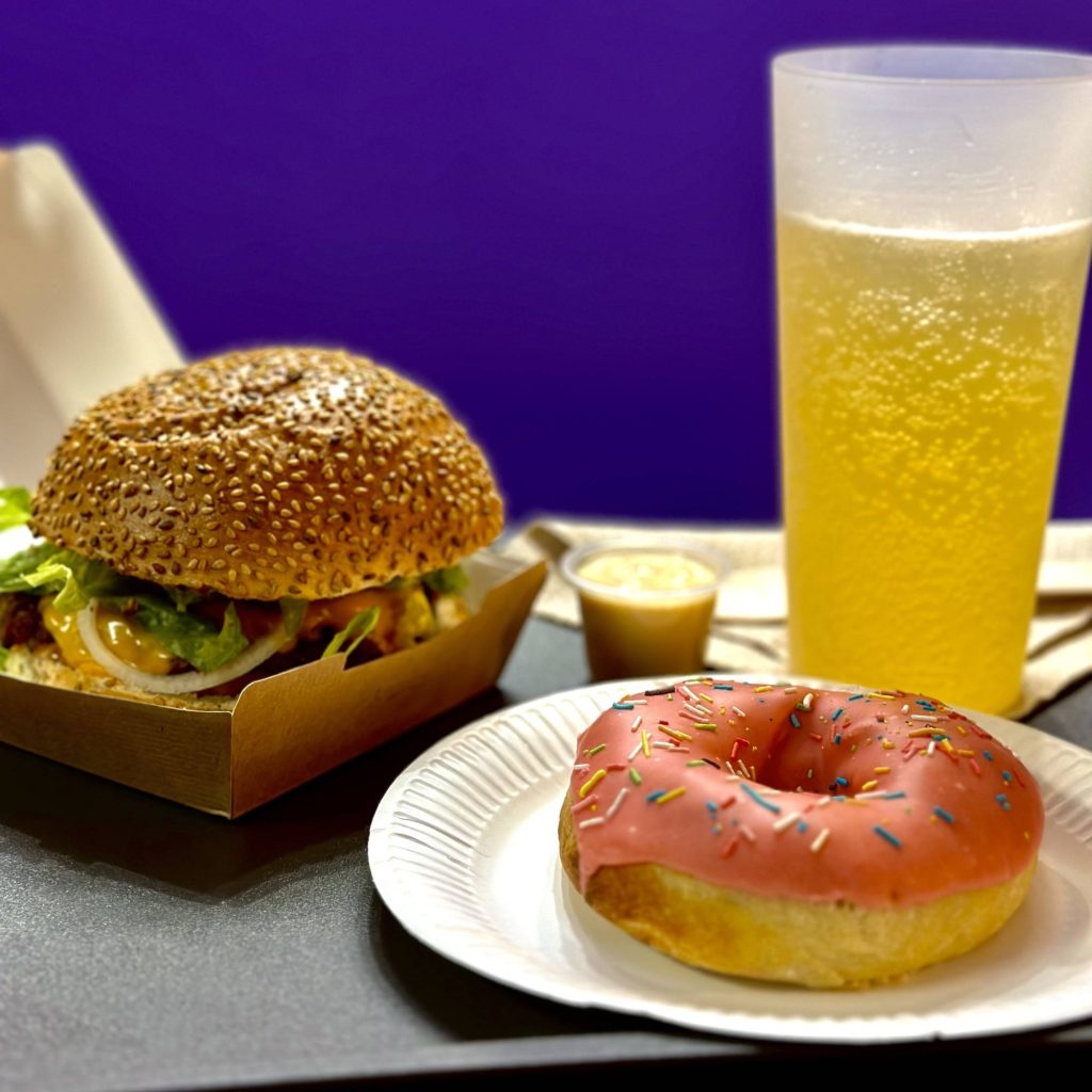 Photo de notre burger spécial paques avec un donut rose et une boisson